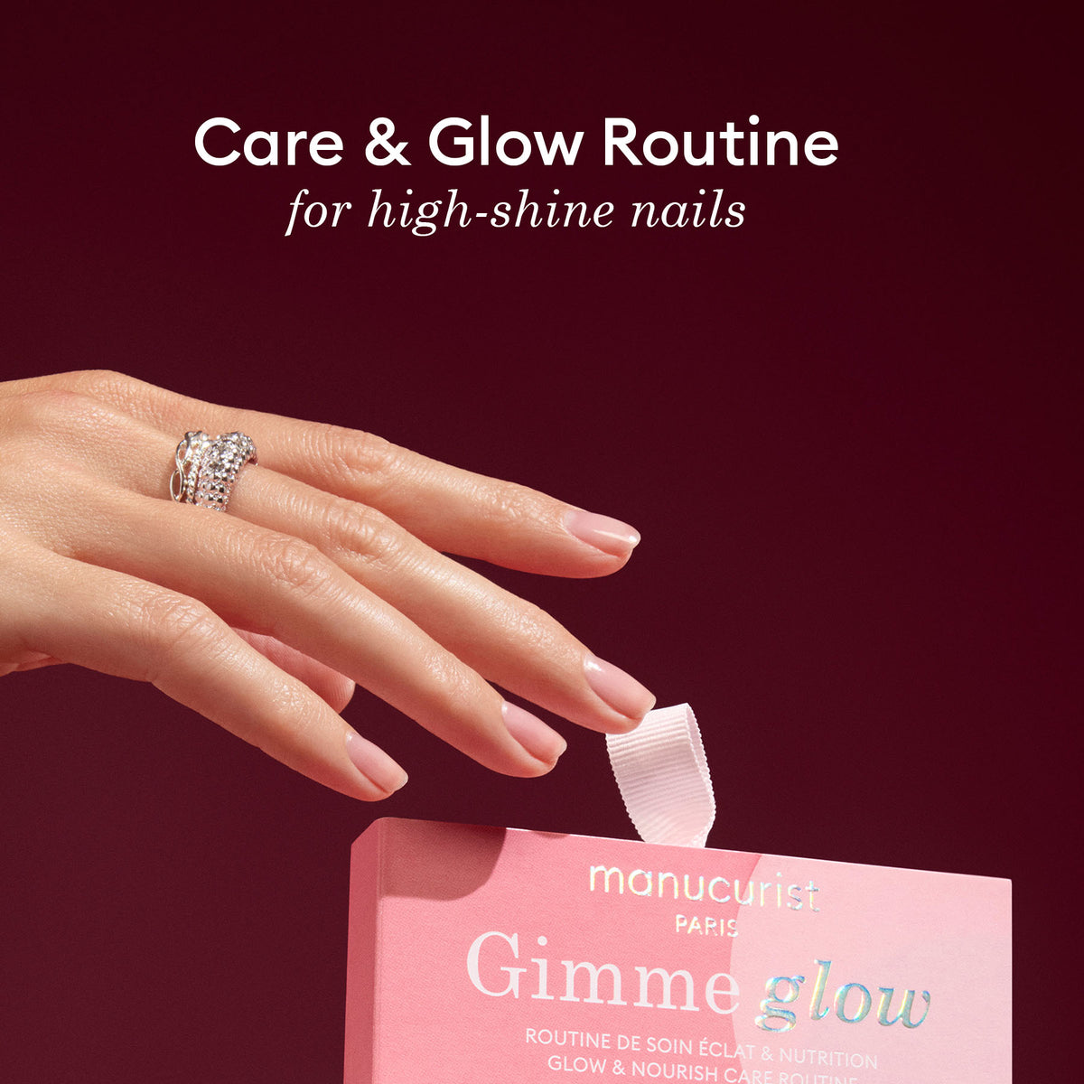 Une main aux ongles brillants et manucurés, ornée d&