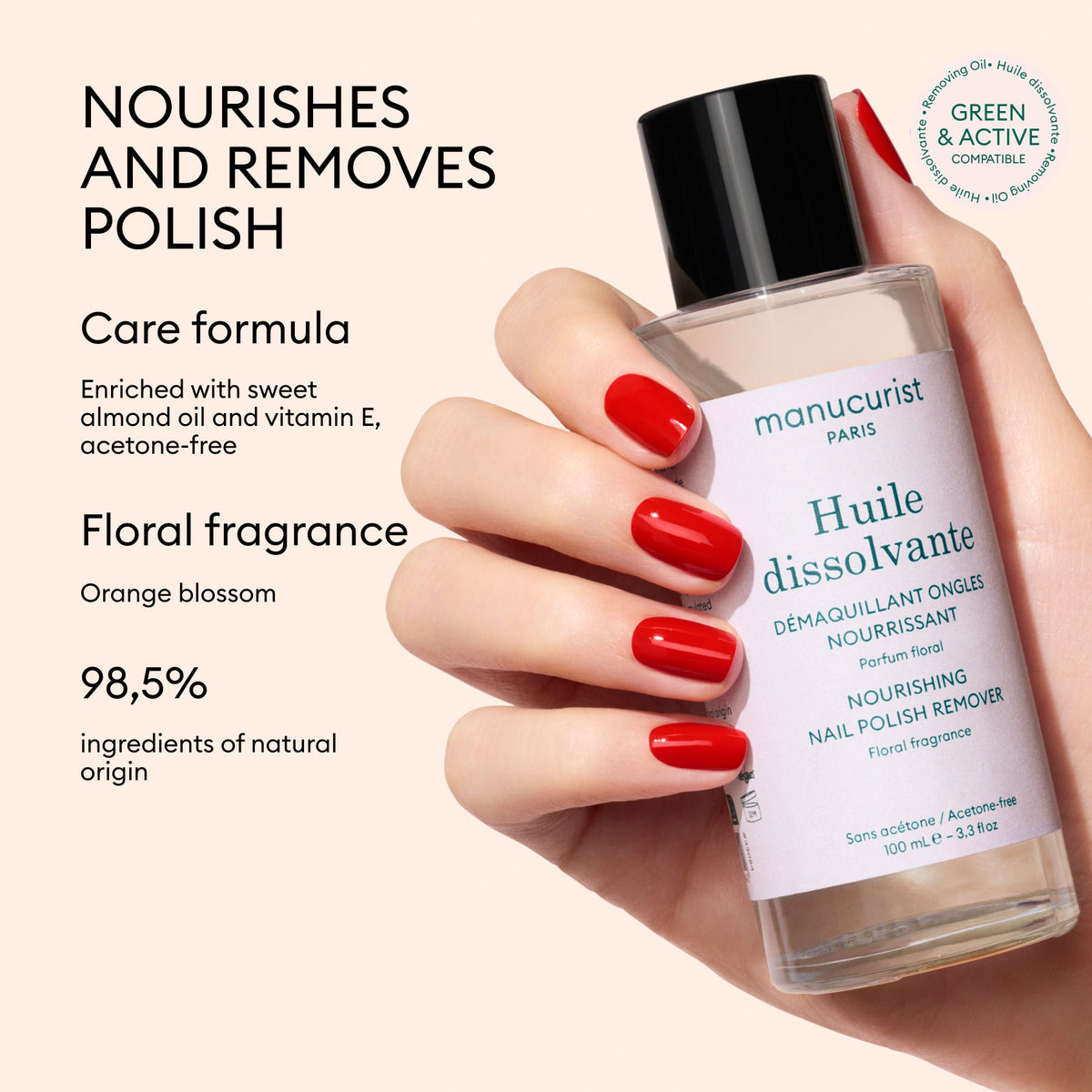 Une main avec du vernis à ongles rouge tient un flacon d’huile dissolvante pour vernis à ongles Manucurist, avec un texte mettant en avant sa formule nourrissante, d’origine végétale et sans acétone. Le fond est beige.