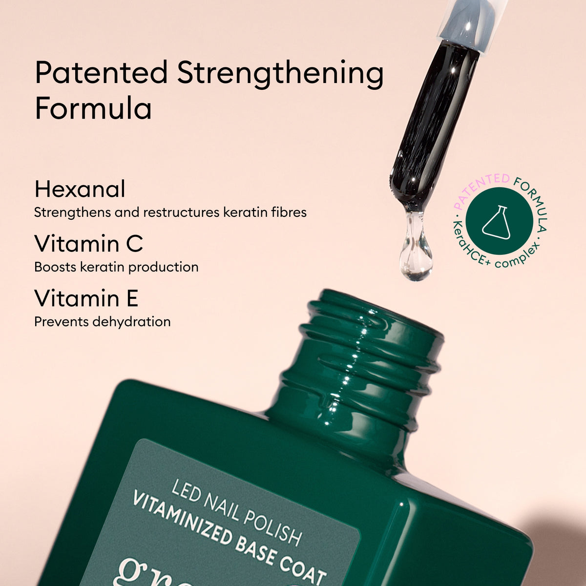 Une pipette verse du liquide sur un flacon vert de vernis à ongles Manucurist Super Starter Kit LED, doté d’une formule fortifiante brevetée à l’hexanal, à la vitamine C et à la vitamine E pour des ongles sains, ainsi que d’une base coat nourrissante ultra-brillante.