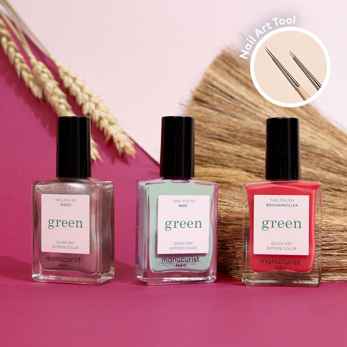 Trois flacons de vernis à ongles Manucurist Green Flash, dont la teinte Coral Reef, sont disposés sur une surface rose avec des herbes séchées derrière eux. Un encart présente un pinceau Nail Art Manucurist avec des embouts de dotting de deux tailles.