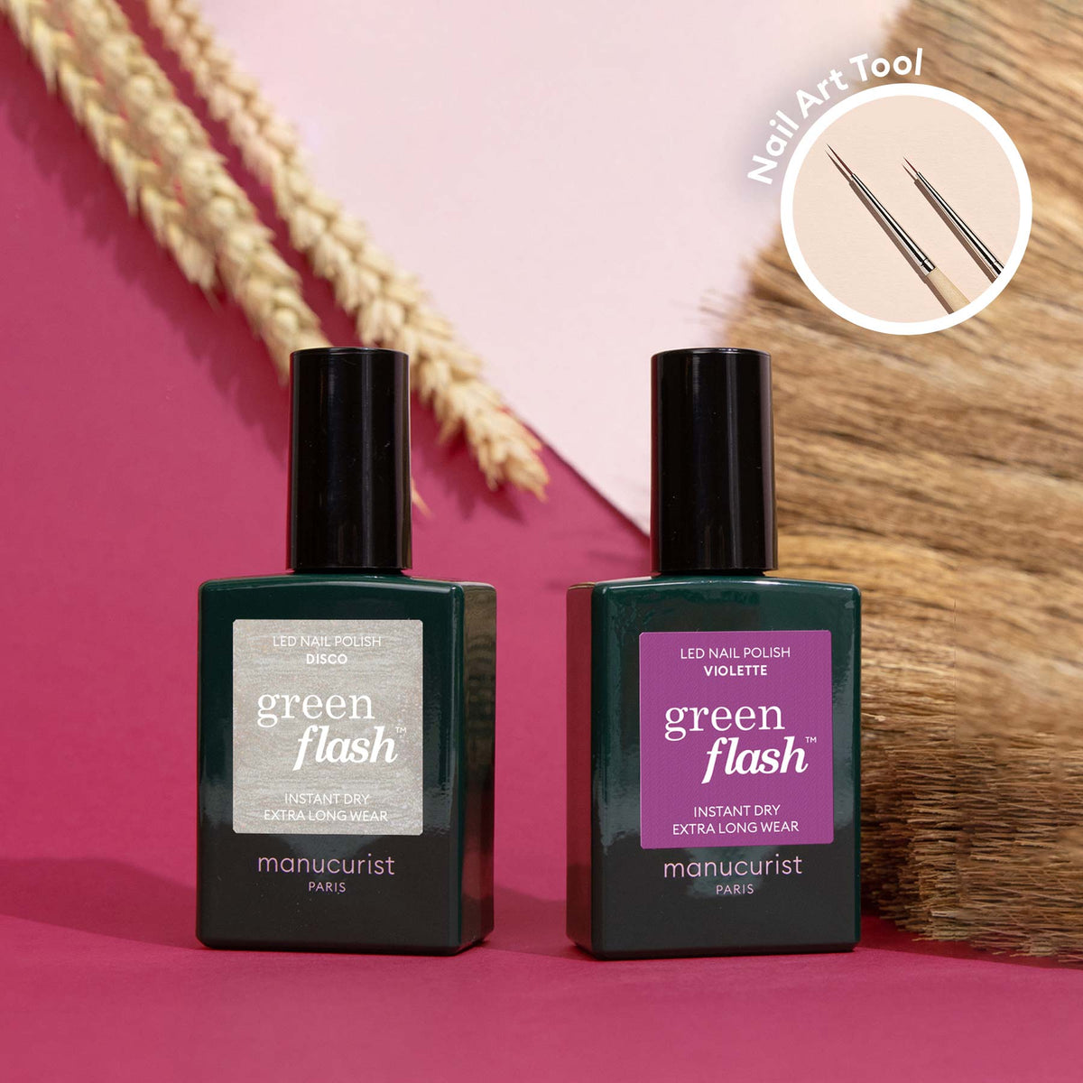 Deux flacons de vernis à ongles Shiny Summer de Manucurist reposent sur un fond rose et marron. Un encart circulaire met en valeur un Nail Art Brush aux fines pointes métalliques, tandis que des herbes séchées évoquent une inspiration nail art créative Arty Shiny Summer.
