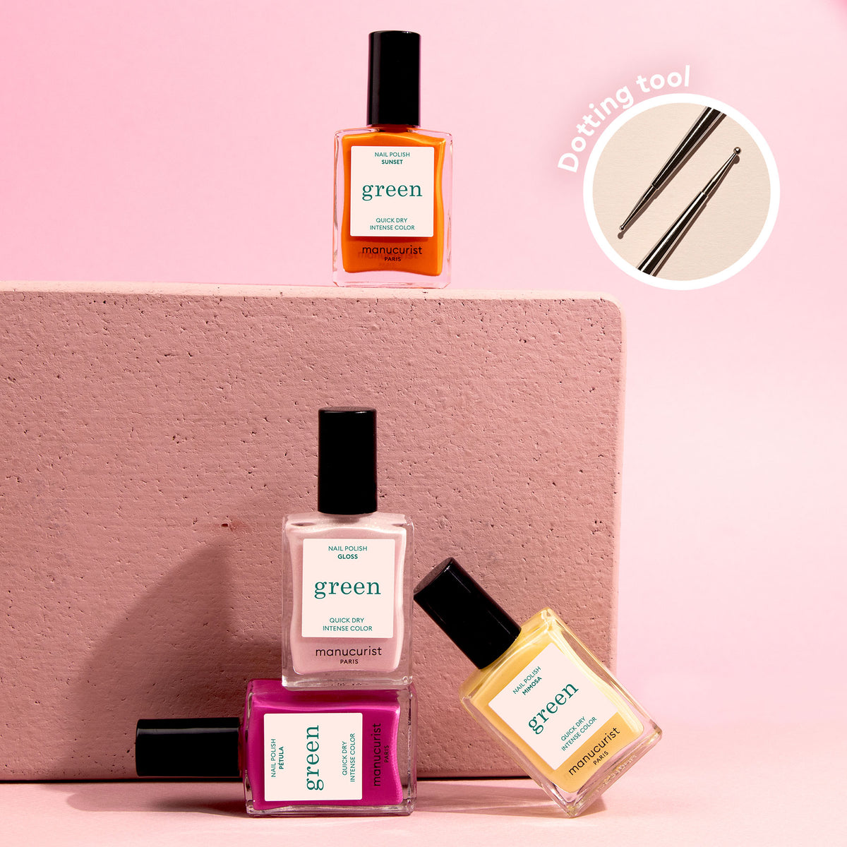 Quatre flacons de la collection Flower Love! de Manucurist en orange, rose, blanc et jaune sont posés sur ou près d&