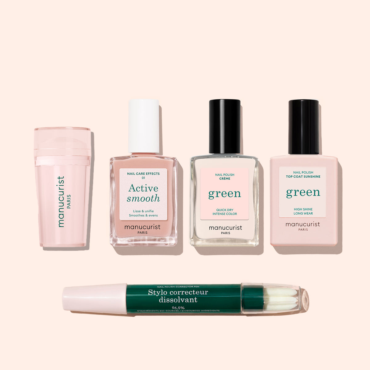Le kit French Active™ de Manucurist comprend cinq essentiels de manucure, dont "Active Smooth," le vernis "Green" et un top coat, ainsi qu’un stylo correcteur double embout, le tout disposé sur un fond beige clair — parfait pour des French tips élégants.