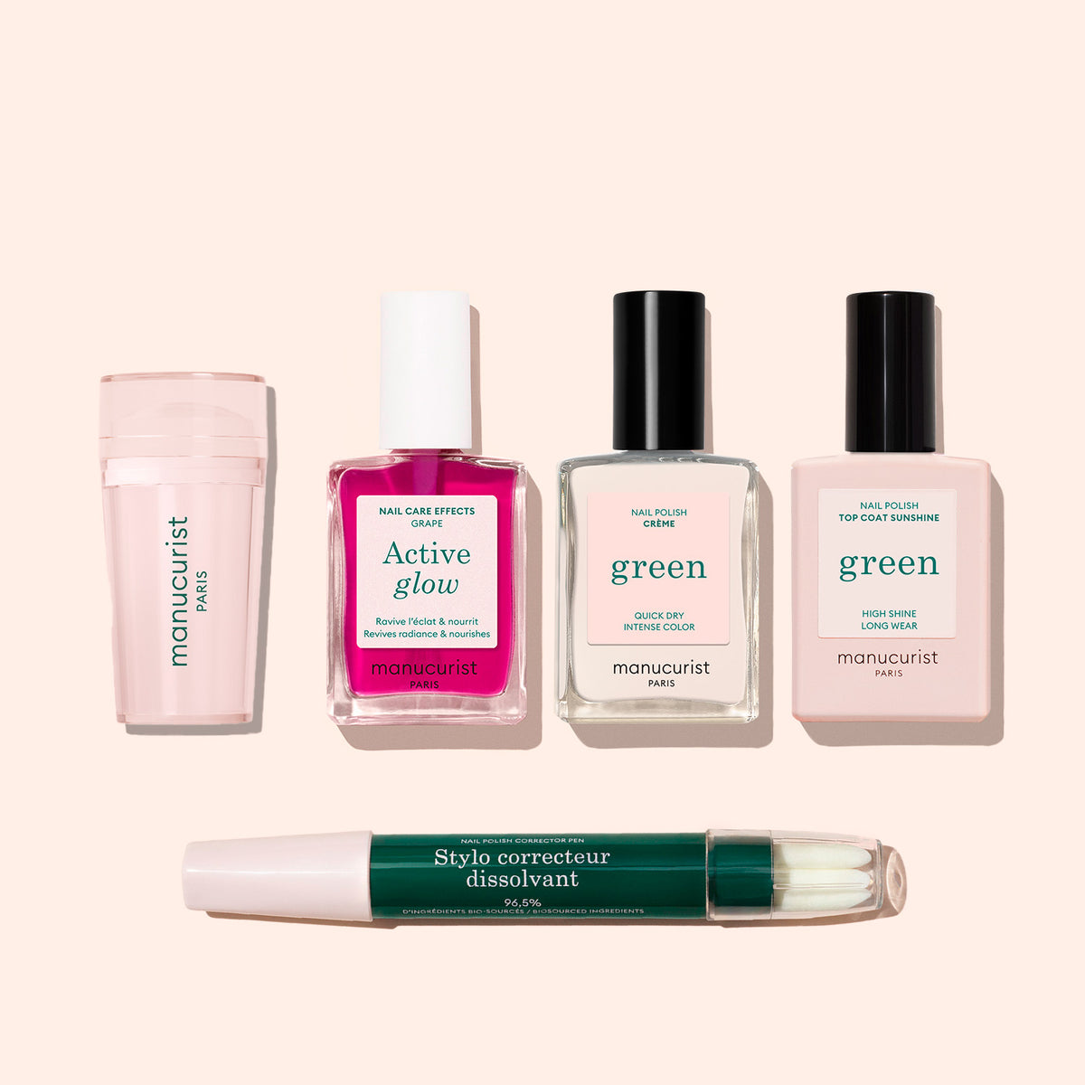Cinq produits de manucure du Kit Active™ French Manucurist sur un fond beige clair : lime à ongles, sérum de soin des ongles rose, dissolvant, deux vernis rose pâle pour French tips et un stylo correcteur vert et blanc.