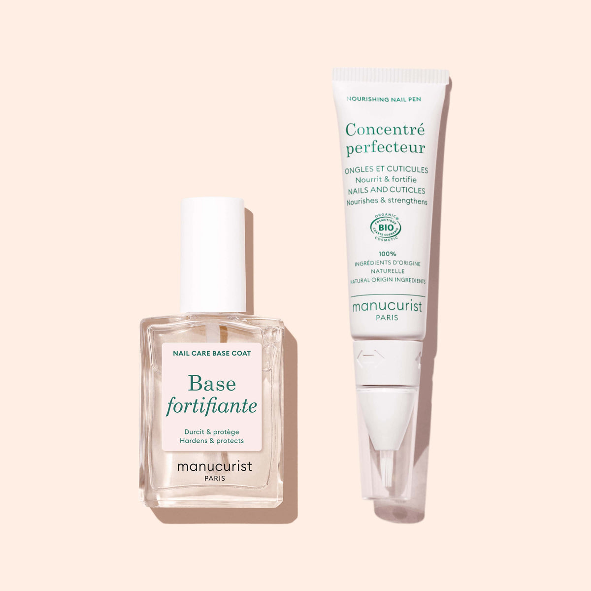 Un flacon transparent de Durcisseur Force Manucurist et un stylo soin nourrissant blanc sont présentés sur un fond beige clair.