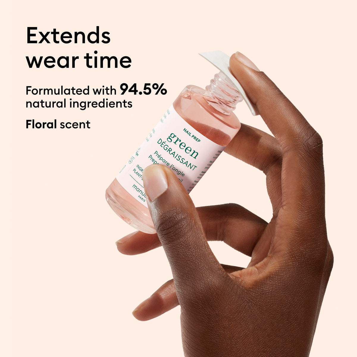 Une main tient un flacon rose de Dégraissant Manucurist étiqueté green sur un fond beige. Texte : Prolonge l&