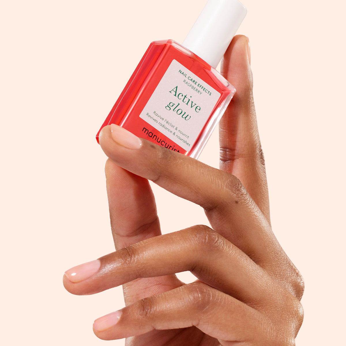 Une main aux ongles soignés — reflet d&