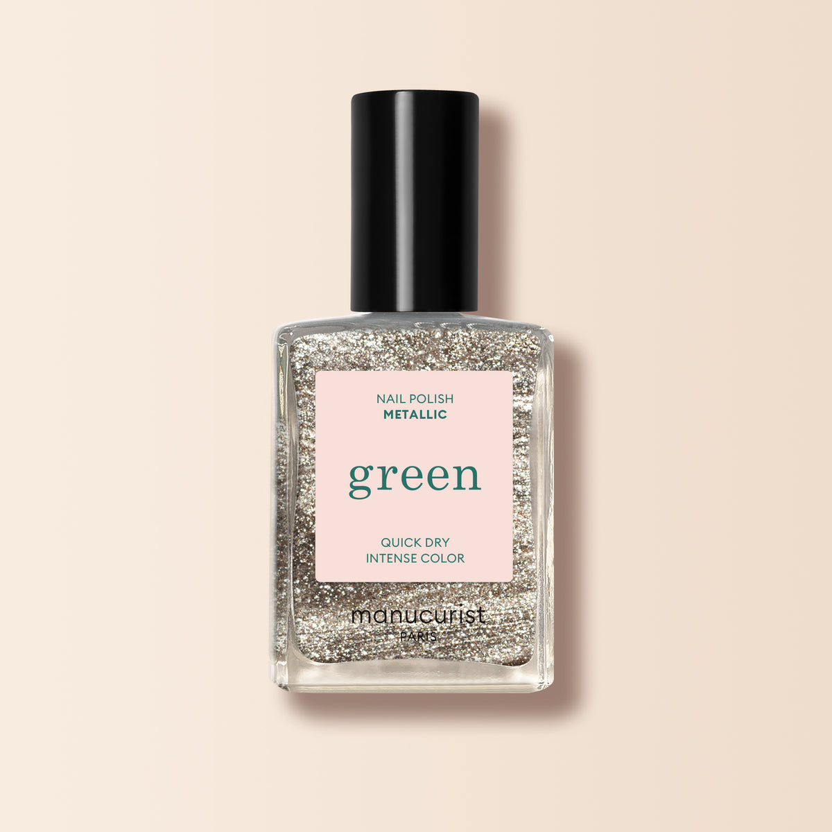 Un flacon de vernis à ongles Metallic Manucurist aux reflets métalliques et à la couleur intense est posé sur un fond rose pâle.