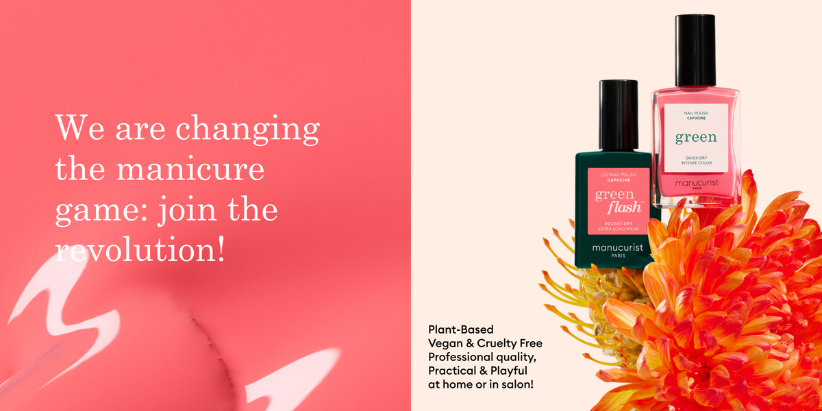Deux flacons colorés de vernis Manucurist Green Flash sont posés sur une fleur orange sur fond blanc. Le texte sur fond rose indique : « We are changing the manicure game: join the revolution! ».