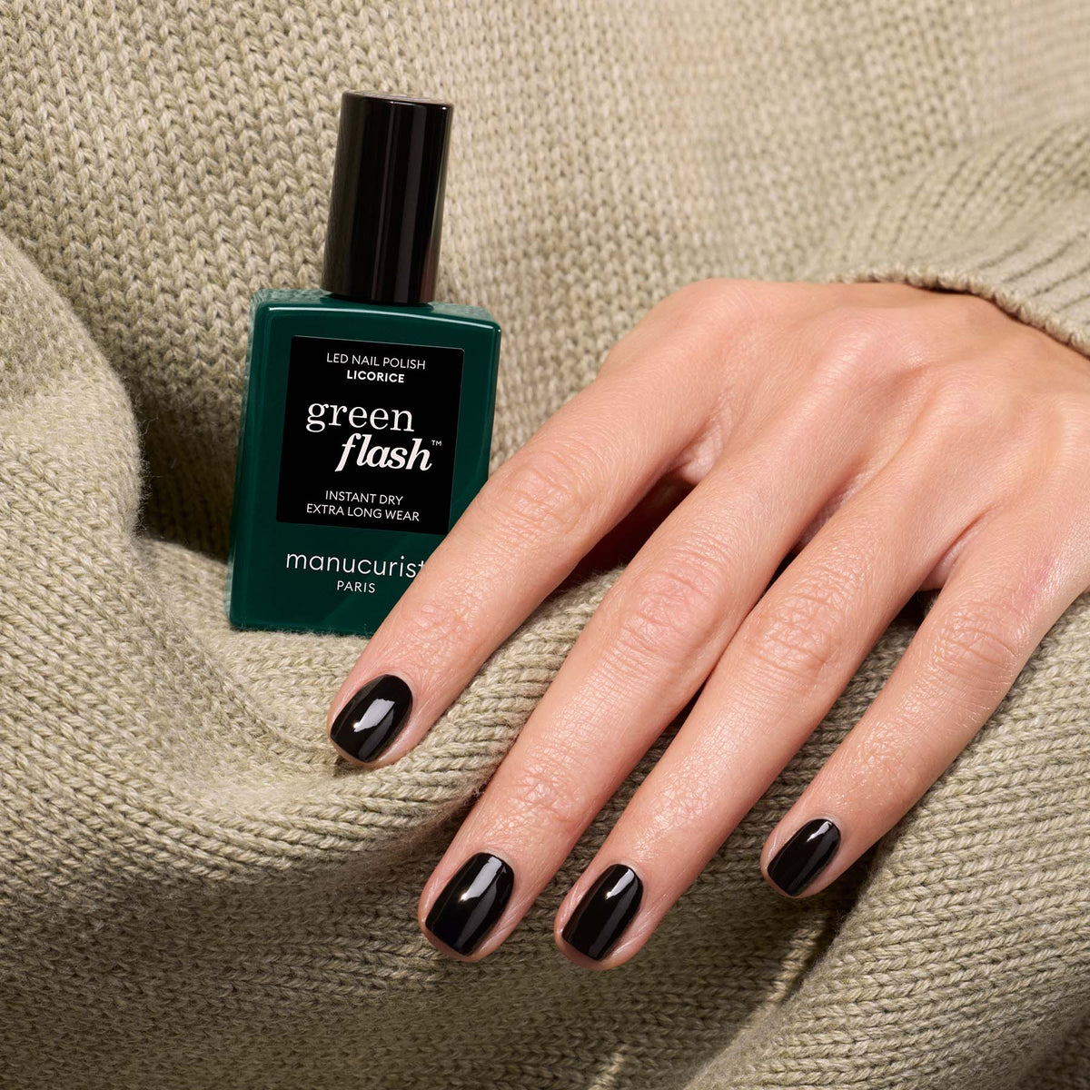 Une main aux ongles courts vernis d&