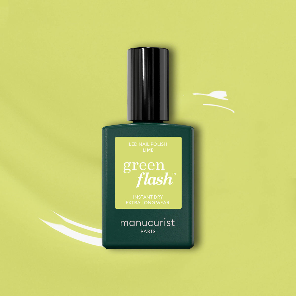 Un flacon de vernis Manucurist Lime Green Flash LED posé sur un fond vert clair aux accents de coups de pinceau blancs, sa base vert foncé surmontée d&