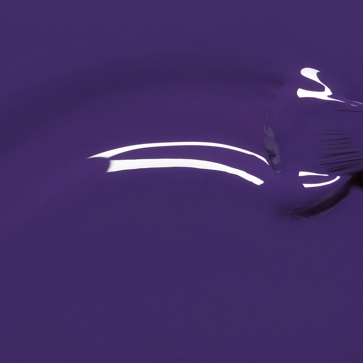 Mystic de Manucurist présente un vernis à ongles bleu-violet brillant au fini opaque, avec des reflets blancs et une texture subtile sur le côté droit.