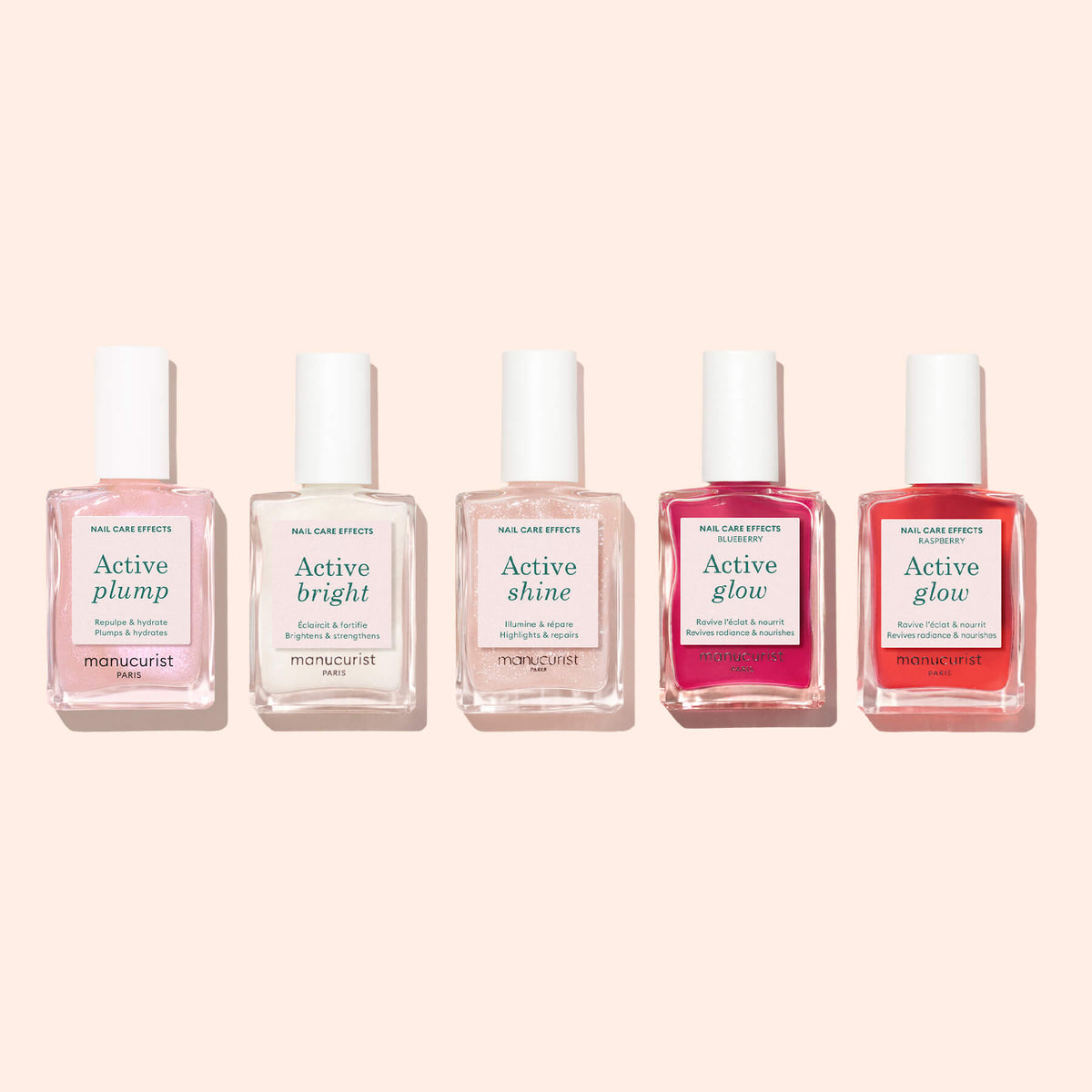 Cinq flacons de soins des ongles d’origine végétale Manucurist alignés, chacun avec une étiquette différente : Active™ Plump Pink Glazed, Active Bright, Active Shine et deux teintes de Active Glow — le tout sur un fond rose clair — parfait pour des ongles forts et hydratés.