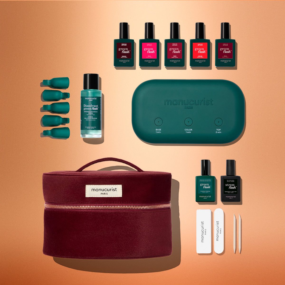 Le coffret super kit de démarrage Green Flash™ de Manucurist présente des flacons de vernis, des embouts de dépose, des limes, une lampe LED verte et des accessoires de manucure soigneusement disposés sur un fond orange. Tout le nécessaire pour une manucure longue tenue digne d’un salon à la maison.