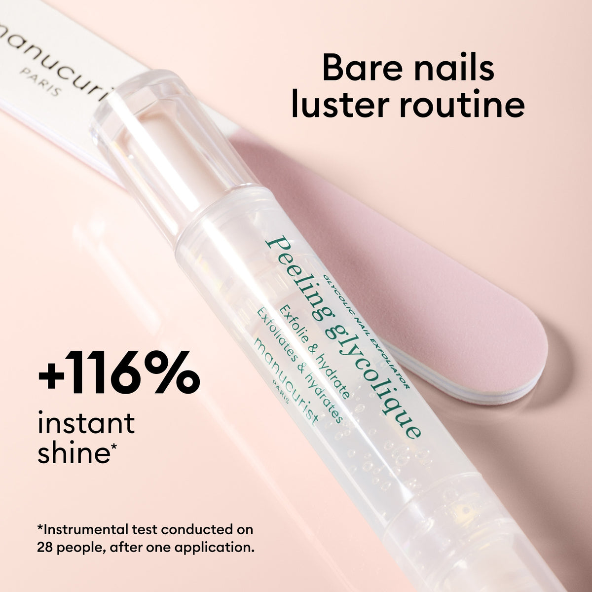 Gros plan sur le stylo soin pour les ongles Prep & Glow Routine de Manucurist avec une lime rose sur fond beige. Texte : Routine éclat ongles nus, étape du soin ultime ultra brillant, +116 % de brillance instantanée (test instrumental).