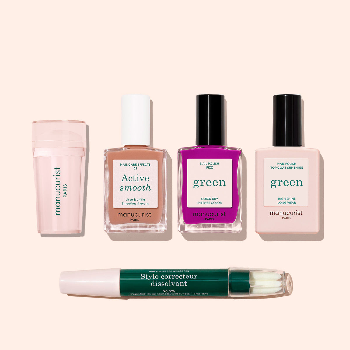 Cinq produits de manucure Manucurist French Color Kit — dissolvant pour cuticules, soin pour ongles, vernis rose vif, top coat transparent et stylo correcteur de vernis double embout — sont disposés sur un fond beige clair.