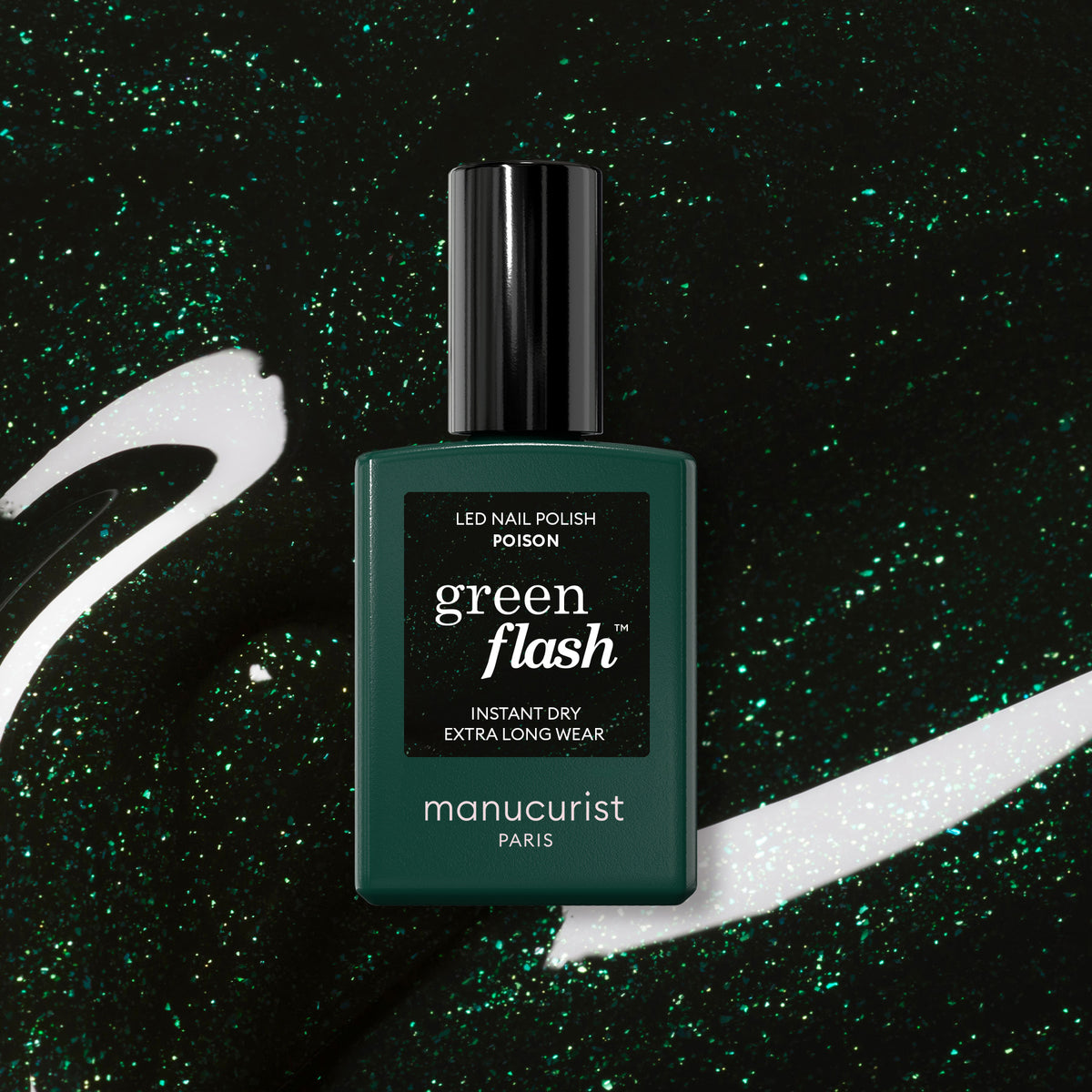 Un flacon de vernis à ongles LED Green Flash Poison de Manucurist est posé sur un fond vert assorti et scintillant, avec des volutes blanches et vertes. L’étiquette affiche « Poison » et met en avant son séchage instantané et sa tenue extra longue.
