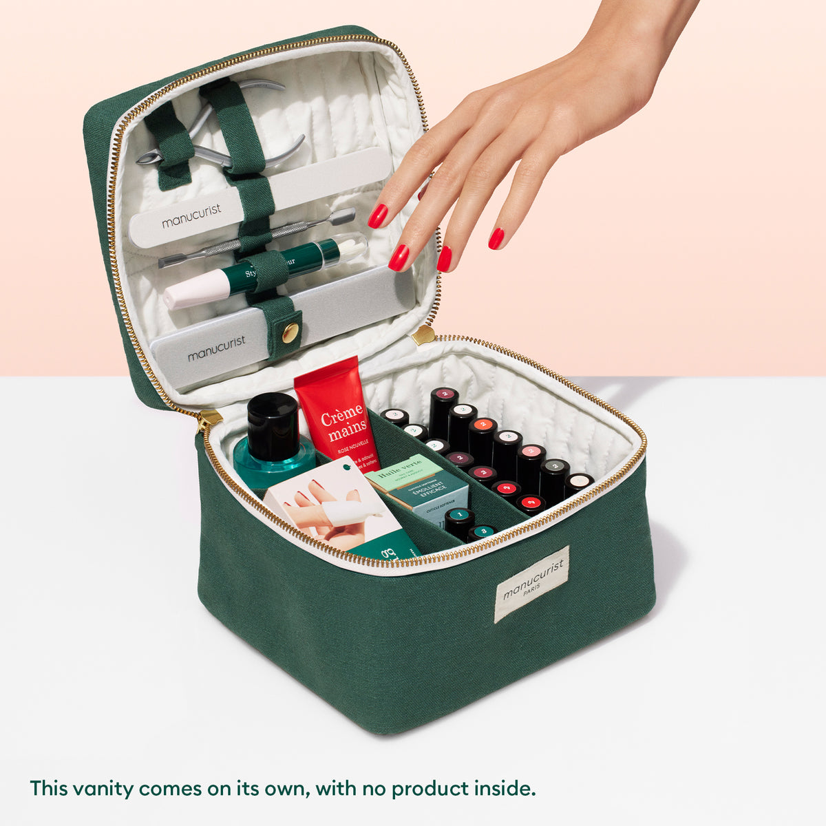 Une main aux ongles vernis de rouge plonge dans un Vanity Case Manucurist-test, soigneusement organisé avec des élastiques et des compartiments, et rempli d&