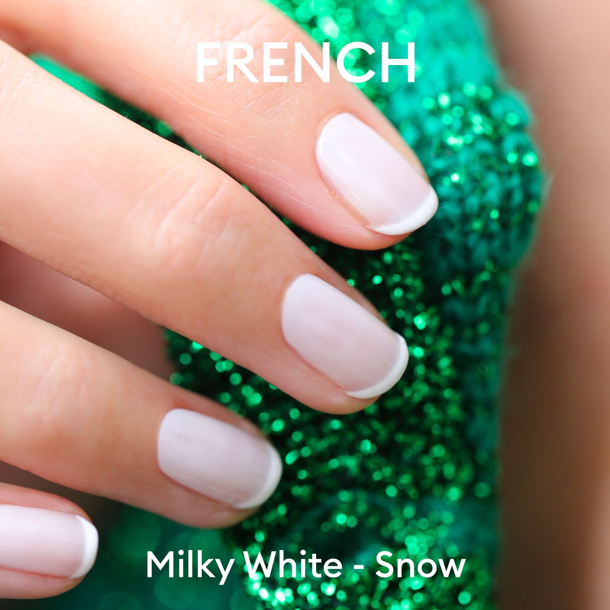 Gros plan d’une main avec une manucure française réalisée avec le vernis gel Milky White de Manucurist, tenant un tissu vert texturé et scintillant. Texte sur l’image : FRENCH en haut, Milky White - Manucurist en bas.