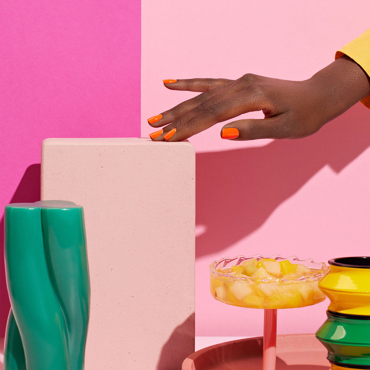 Une main portant le vernis orange éclatant Sunset de Manucurist s&
