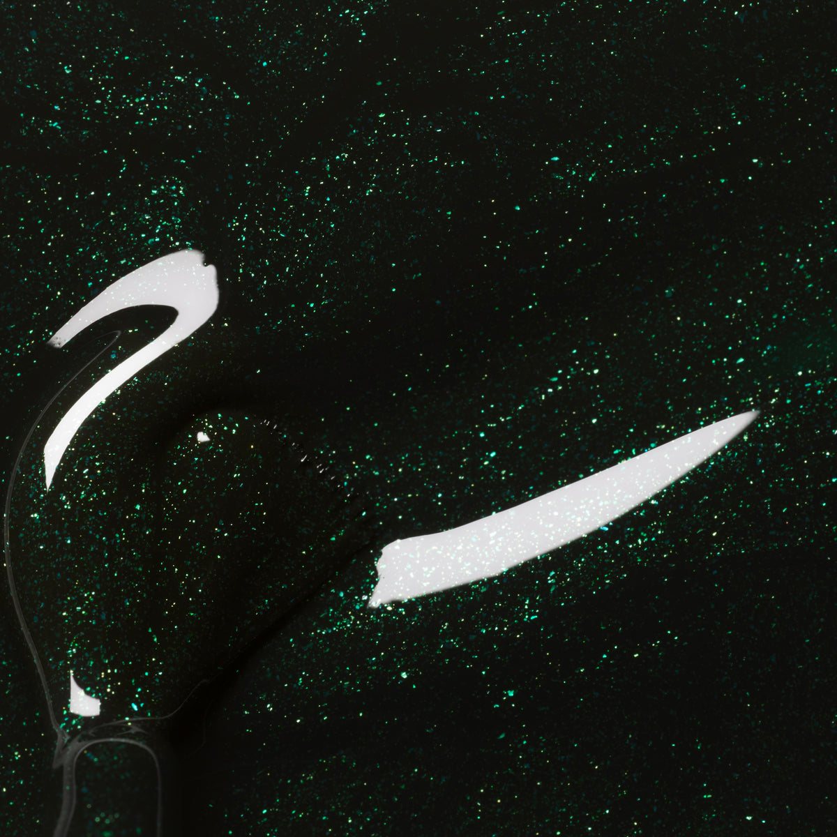 Gros plan sur le vernis gel Poison de Manucurist — une teinte vert forêt pailletée à la texture brillante, avec des particules scintillantes et une trace de pinceau incurvée réfléchissante à la surface du liquide.