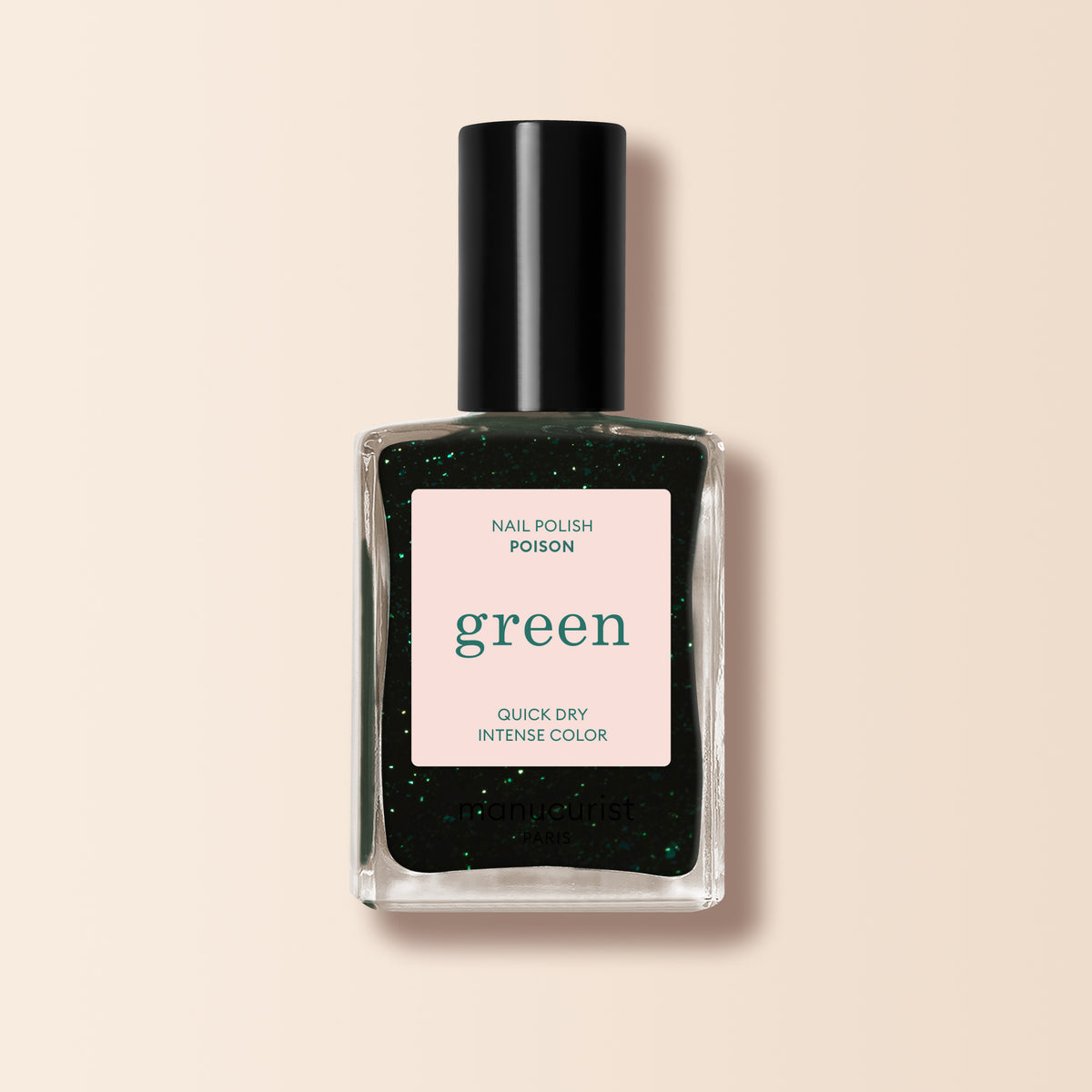 Un flacon transparent de vernis à ongles Green™ Manucurist, avec un bouchon noir, dans la teinte "Poison", portant l’inscription « séchage rapide, couleur intense » et contenant des paillettes vertes scintillantes, présenté sur un fond beige uni.
