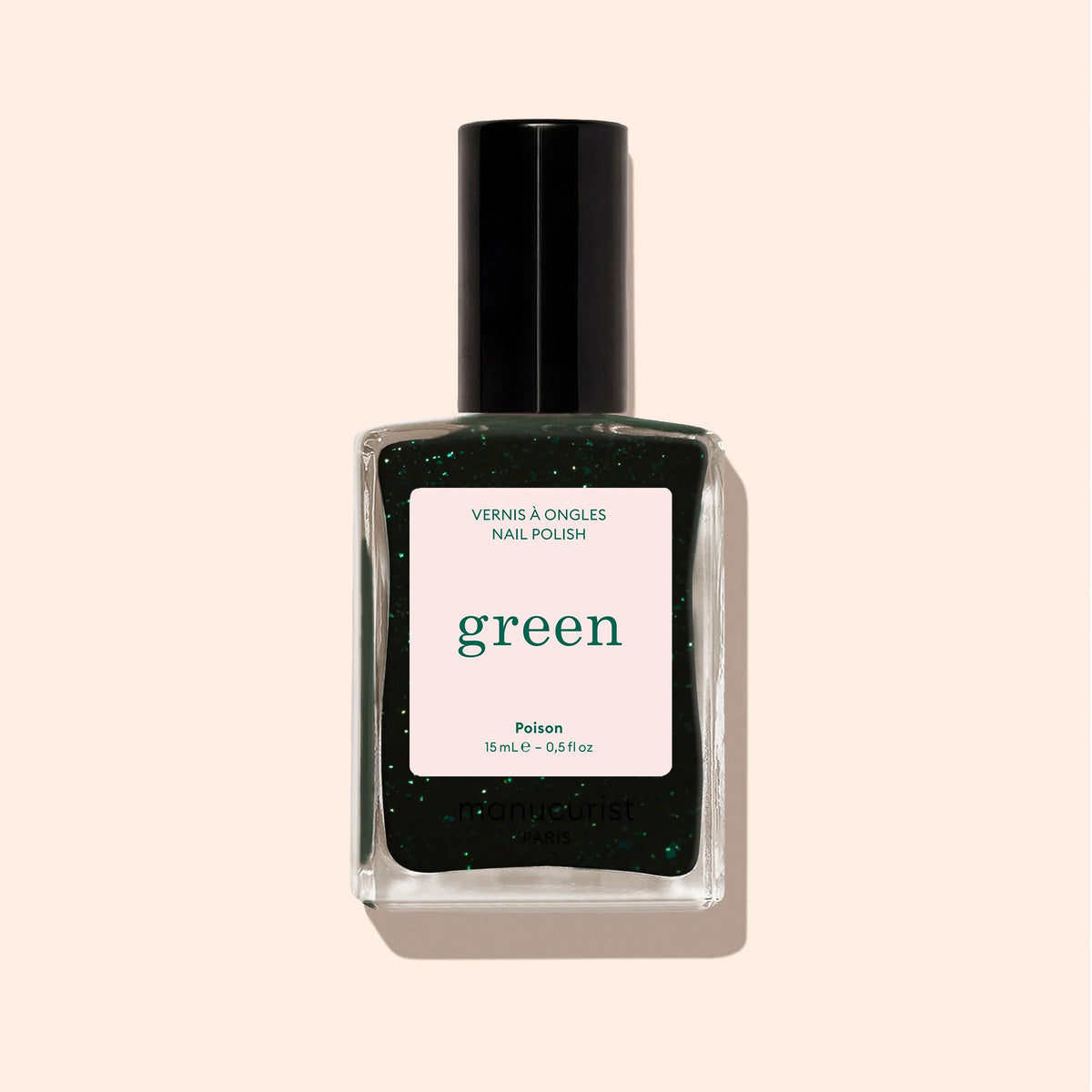 Un flacon transparent de vernis à ongles Green™ Manucurist, avec un bouchon noir, dans la teinte "Poison", portant l’inscription « séchage rapide, couleur intense » et contenant des paillettes vertes scintillantes, présenté sur un fond beige uni.