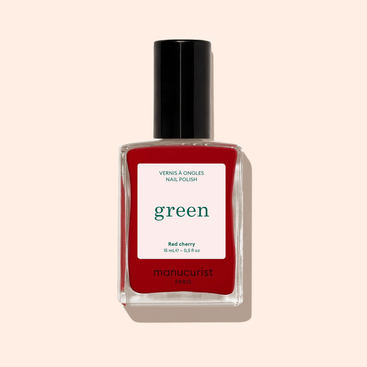 Un flacon de vernis à ongles Manucurist Red Cherry avec un bouchon noir et l&