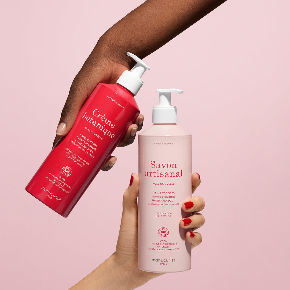 Deux mains tiennent le Duo Crème Botanique et Savon Artisanal Rose de Manucurist - Cosmos Organic, composé d&