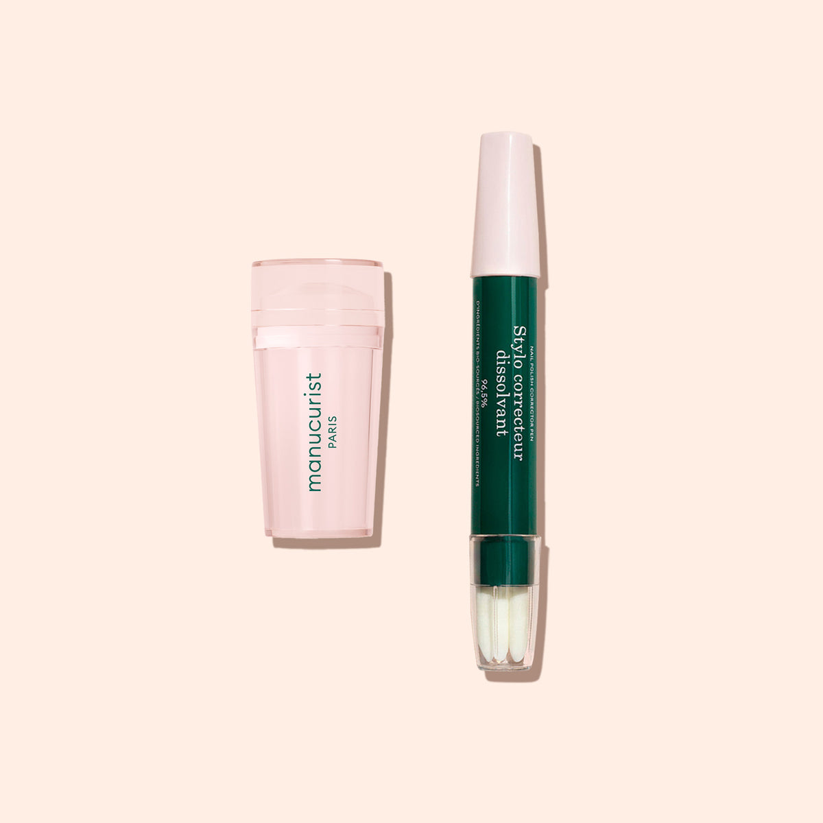 Un tampon Mani de Manucurist US et un stylo double embout vert et blanc, idéal pour une French parfaite, présentés côte à côte sur fond beige.