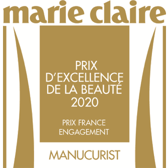 Plaque de récompense dorée et blanche avec le logo marie claire en haut, indiquant : Prix d’Excellence de la Beauté 2020, Prix France Engagement, Manucurist.