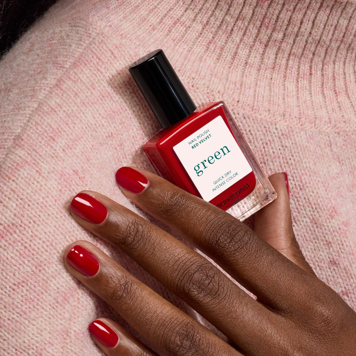 Une main aux ongles soigneusement manucurés d&