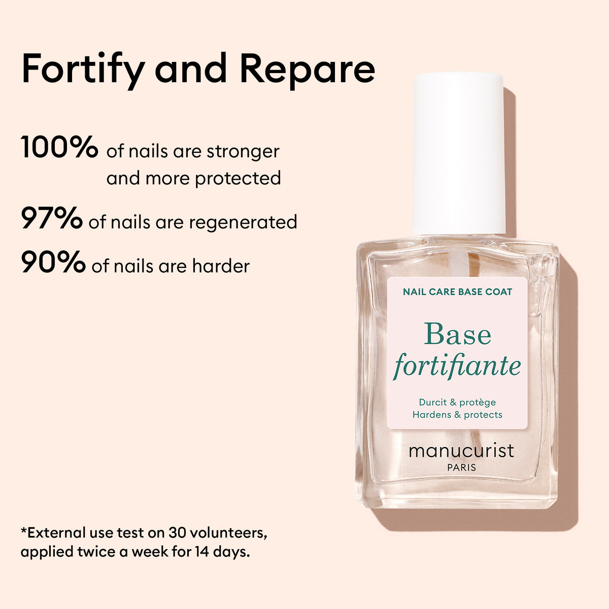 Un flacon transparent du Durcisseur Ongles Force de Manucurist est présenté sur un fond beige, accompagné d&