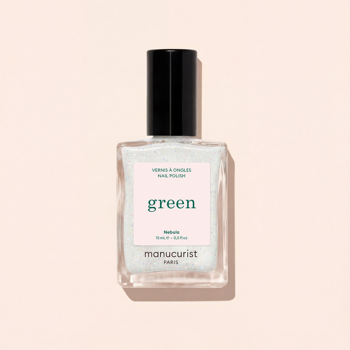 Un flacon carré transparent de vernis Manucurist Nebula au bouchon noir et à l&