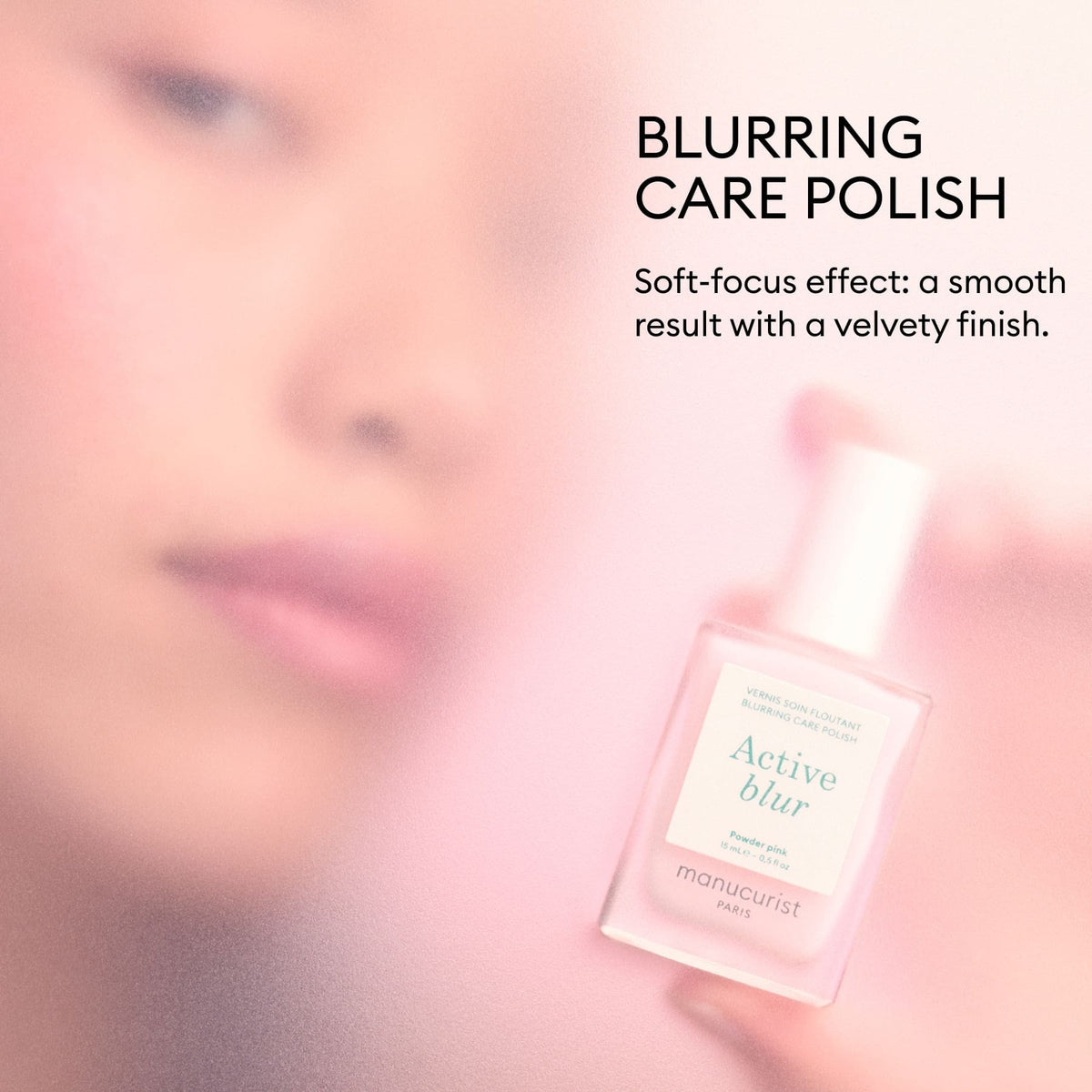 Une image floue d’une personne tenant un flacon d’Active™ Blur de Manucurist, avec un texte mettant en avant sa formule offrant un effet flouté, une finition mate impeccable et un toucher velouté.