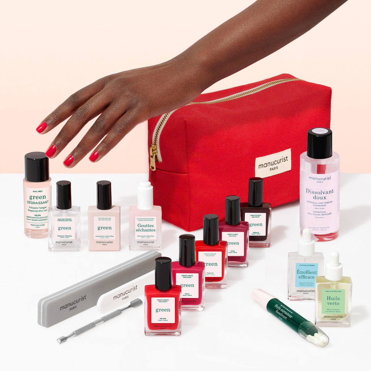 Une main aux ongles rouges s&