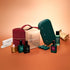 Le coffret kit découverte Green Flash™ de Manucurist comprend des vernis, une trousse zippée bordeaux, des limes, une lampe UV verte, un dissolvant et des accessoires, joliment disposés sur un fond pêche. Tout le nécessaire pour une manucure longue tenue digne d’un salon à la maison.