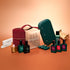 Le coffret kit de démarrage Green Flash™ de Manucurist est disposé sur une surface couleur pêche. Il comprend des vernis, une trousse bordeaux, une lampe LED verte, des limes et des accessoires, parfaits pour réaliser facilement une manucure effet gel longue tenue digne d’un salon à la maison.