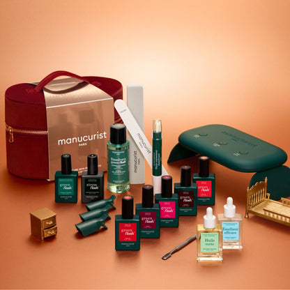 Le coffret kit super complet Green Flash™ de Manucurist comprend un vernis effet gel Green Flash™, des huiles nourrissantes, une lime, une lampe LED verte, un dissolvant, une trousse en velours et des accessoires de manucure essentiels, joliment disposés sur un fond brun chaleureux.