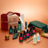 Le coffret kit super complet Green Flash™ de Manucurist comprend un vernis effet gel Green Flash™, des huiles nourrissantes, une lime, une lampe LED verte, un dissolvant, une trousse en velours et des accessoires de manucure essentiels, joliment disposés sur un fond brun chaleureux.