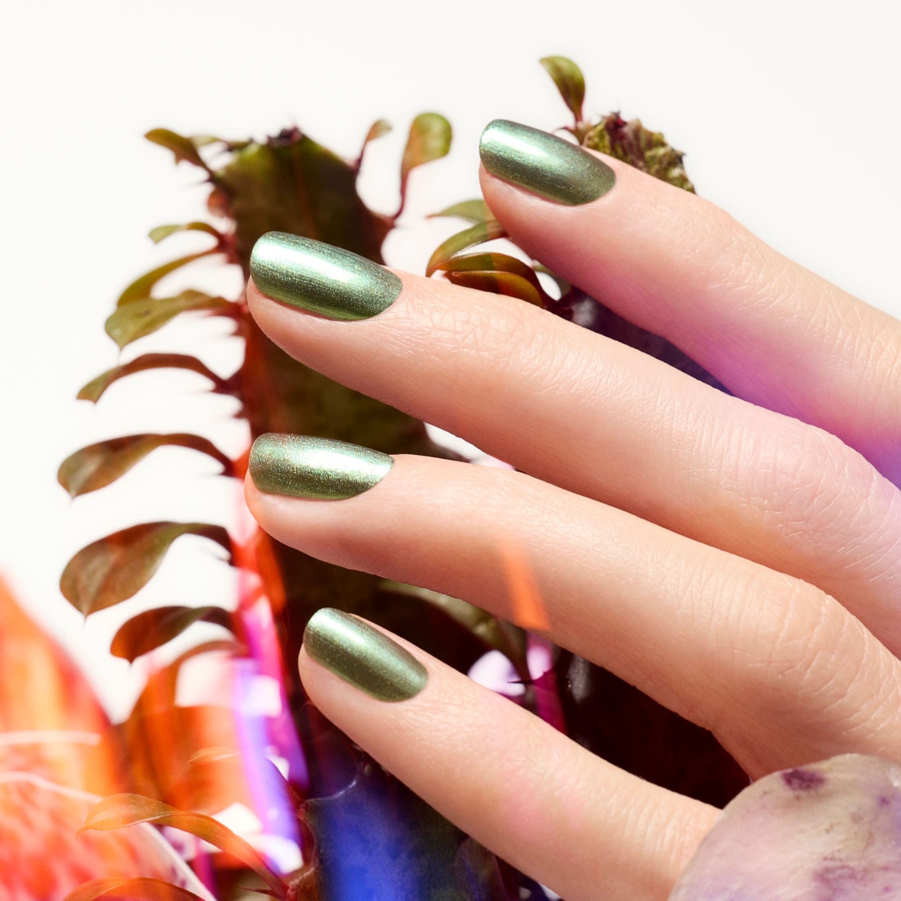Metallic green Gel nail polish - Groove | Manucurist