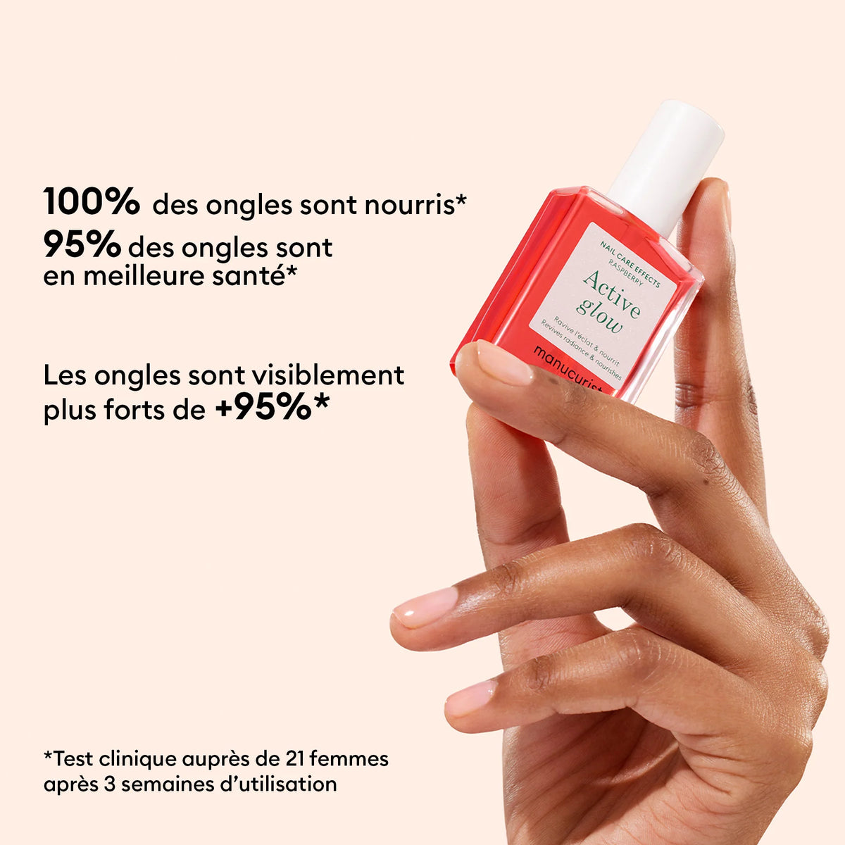 Une main manucurée tient un flacon rose du Trio Strong Glow de Manucurist. Un texte en français affirme que les ongles sont nourris, plus sains et plus solides après trois semaines d&