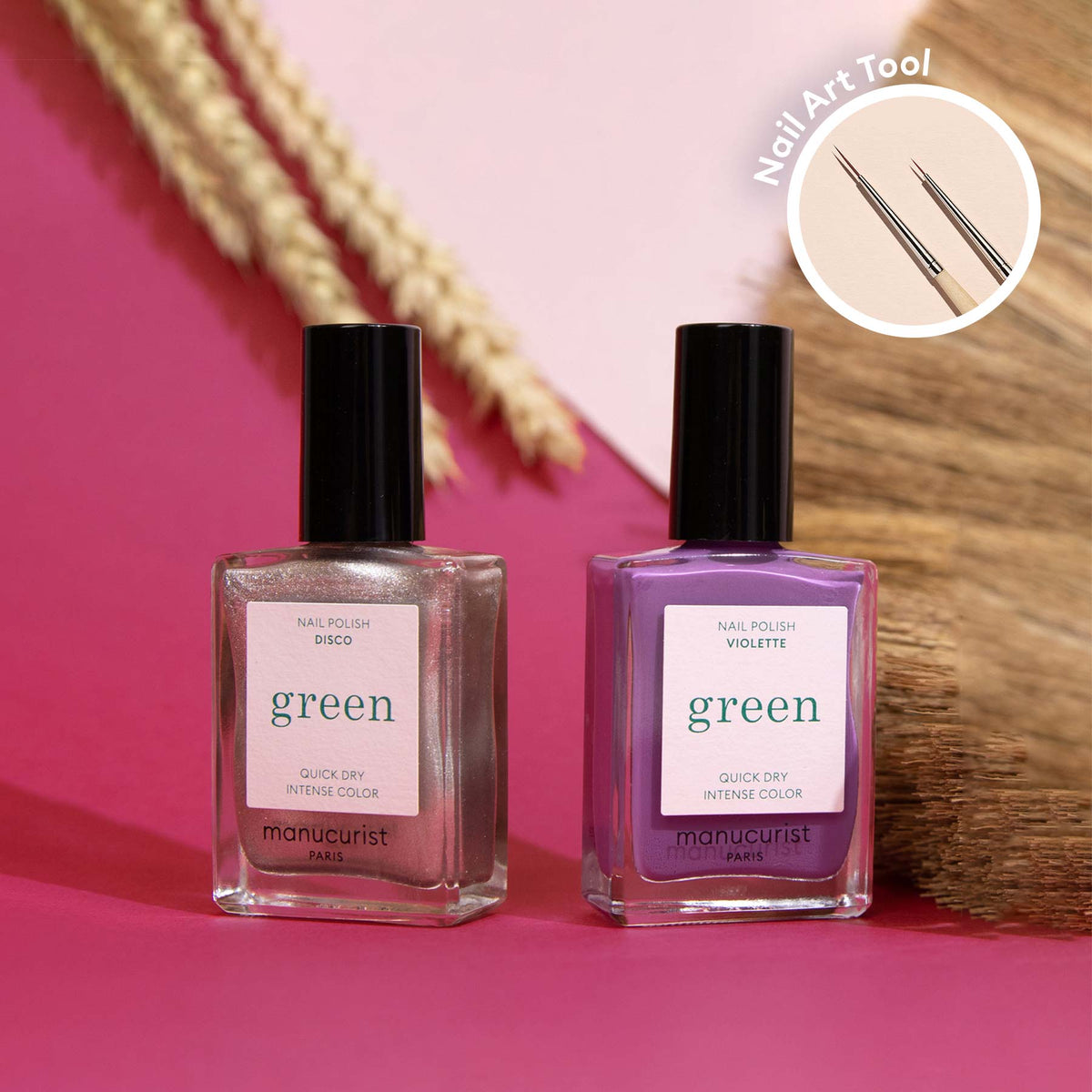 Deux flacons de la collection Shiny Summer de Manucurist — rose irisé et violet — posés sur une surface rose avec des plantes séchées en arrière-plan. Un encart circulaire montre deux Nail Art Brushes, idéaux pour créer des nail arts Arty Shiny Summer.