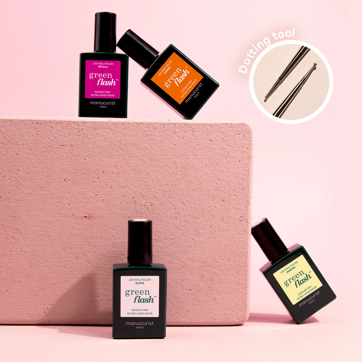 Quatre flacons de Flower Love! de Manucurist sont présentés sur et autour d&