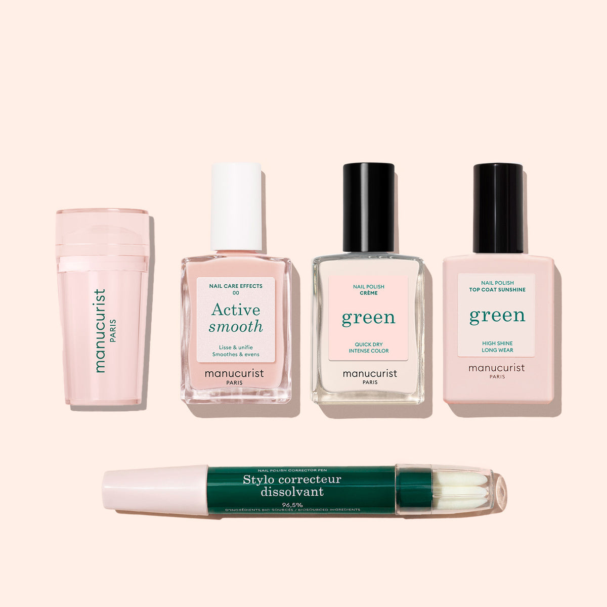Cinq produits de soin des ongles du French Active™ Kit Manucurist sont présentés sur un fond beige clair : une crème pour cuticules, un sérum effet soin des ongles, deux vernis Green du kit et un stylo correcteur double face vert et blanc.