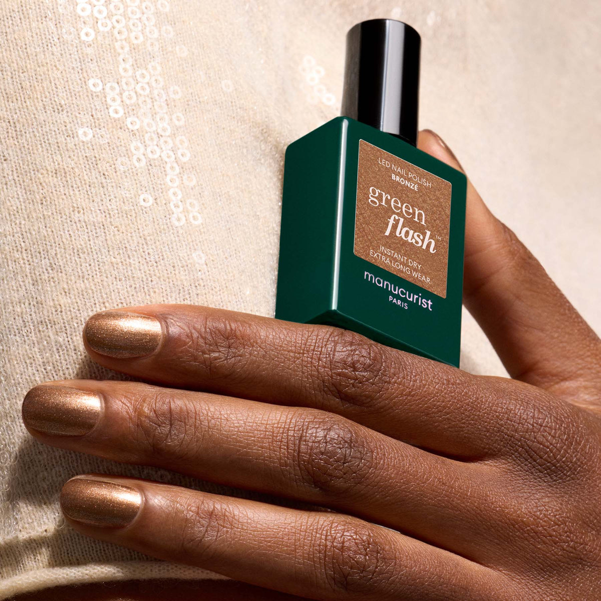 Une main aux ongles vernis d&