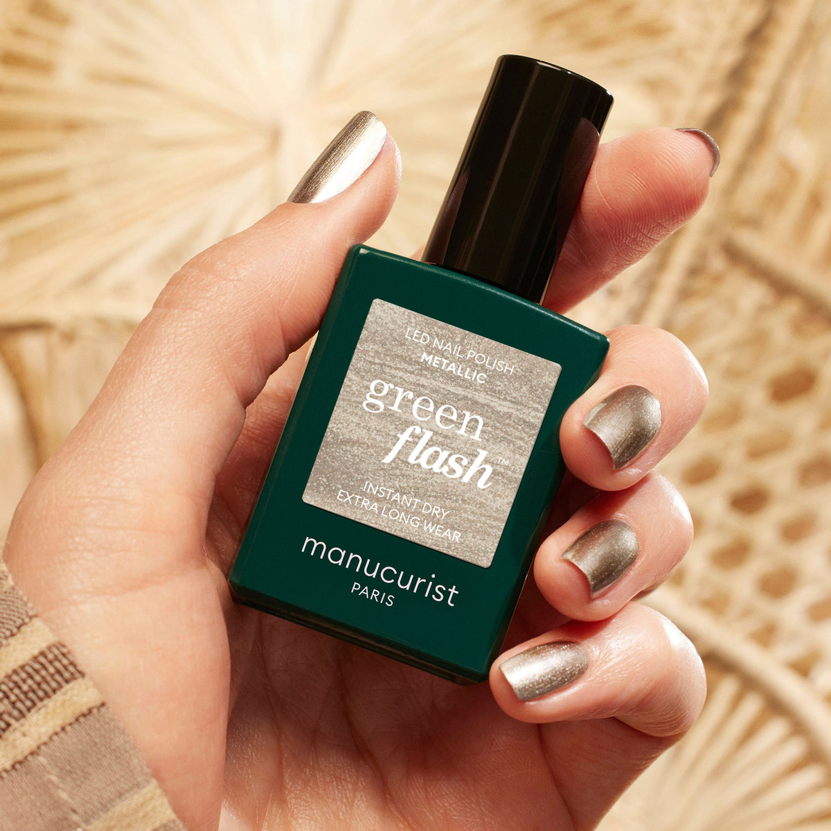 Une main aux ongles vernis d&