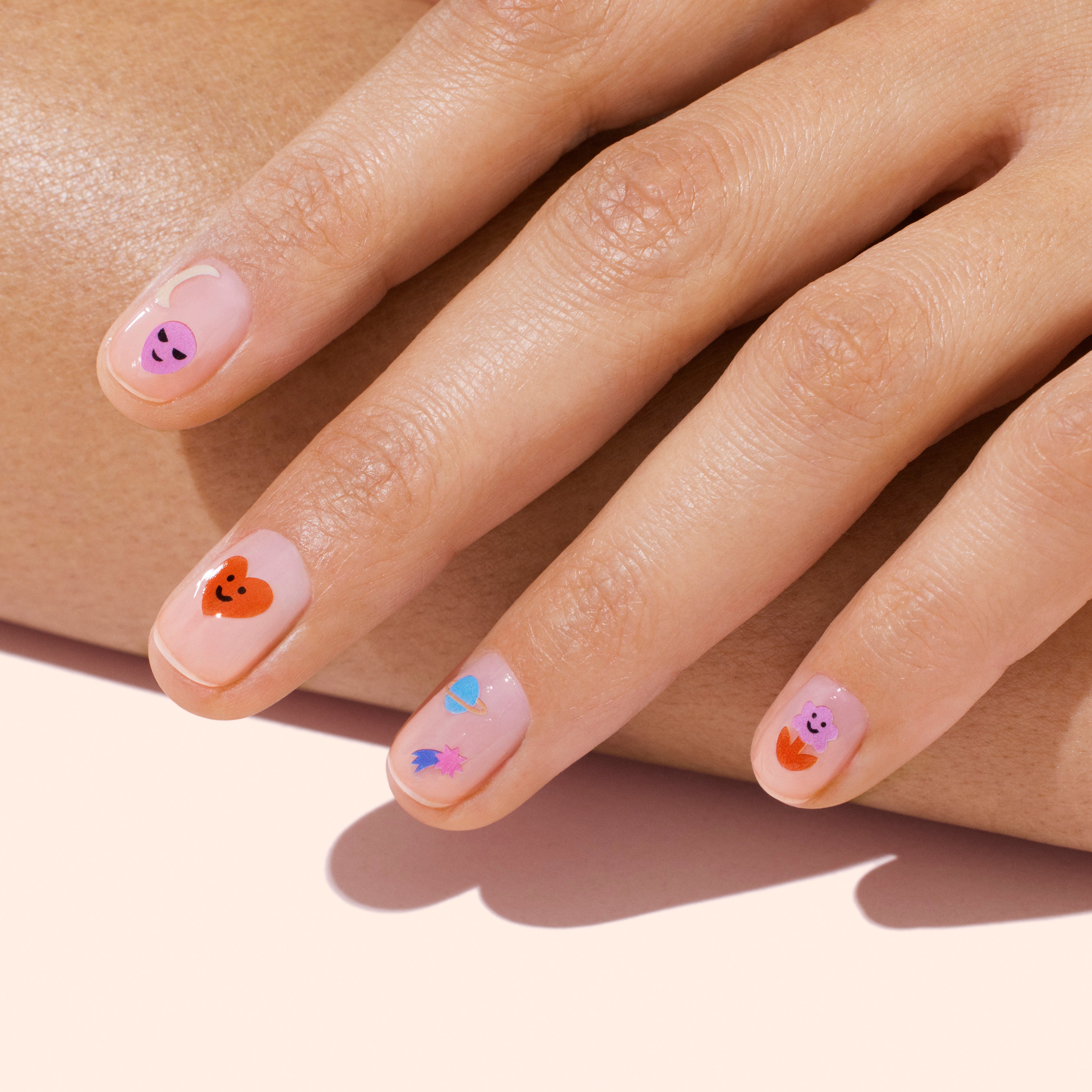 20 Short, Almond-Shaped Nail Designs That Are So On-Trend For 2024