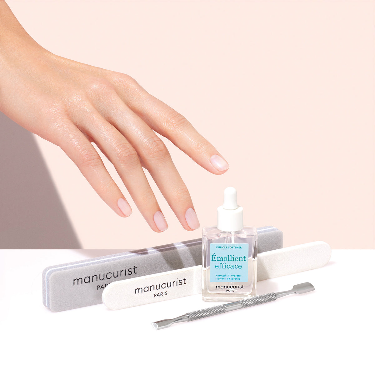 Une main aux ongles manucurés est posée au-dessus d&