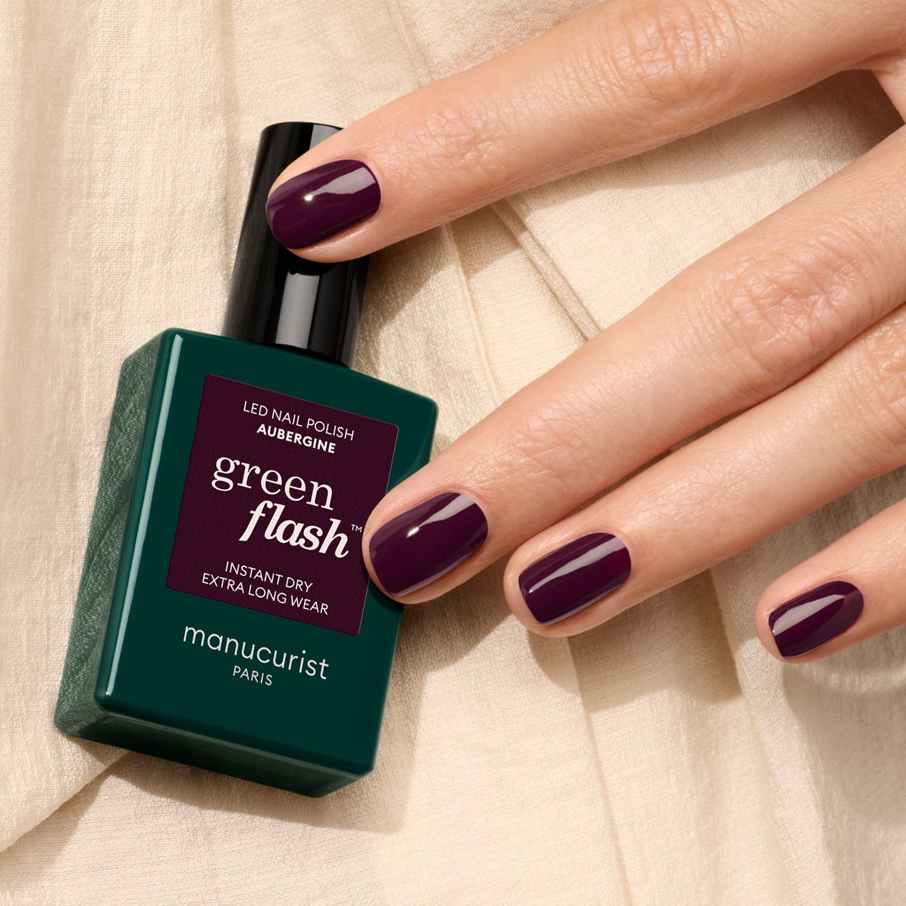 クリスアンクローバー製　オーストリッチ　パープル Dark purple Gel nail polish - Aubergine | Manucurist